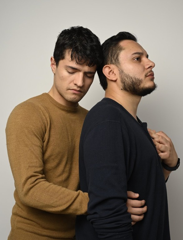 Mariano abraza a Andrés por la espalda