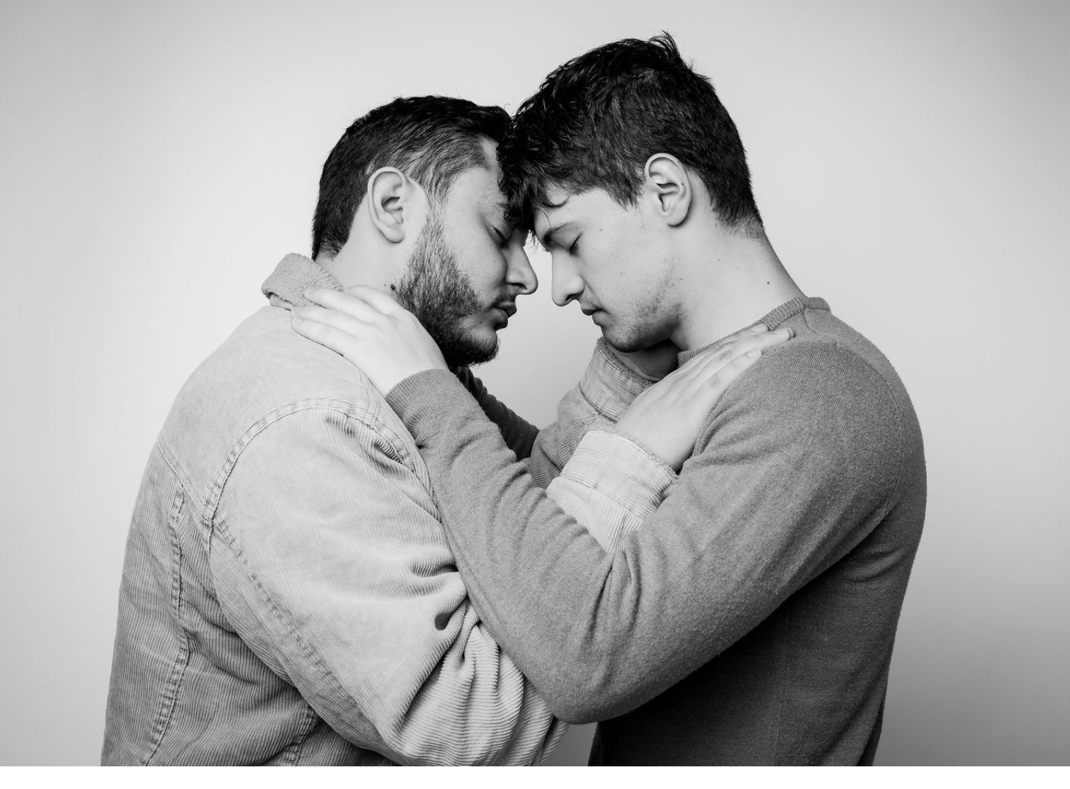 Andrés y Mariano apoyan sus frentes