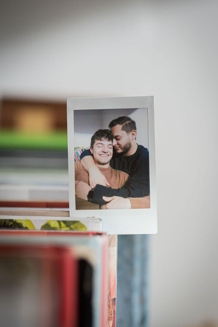 Una fotografía instantánea de Andrés y Mariano abrazados