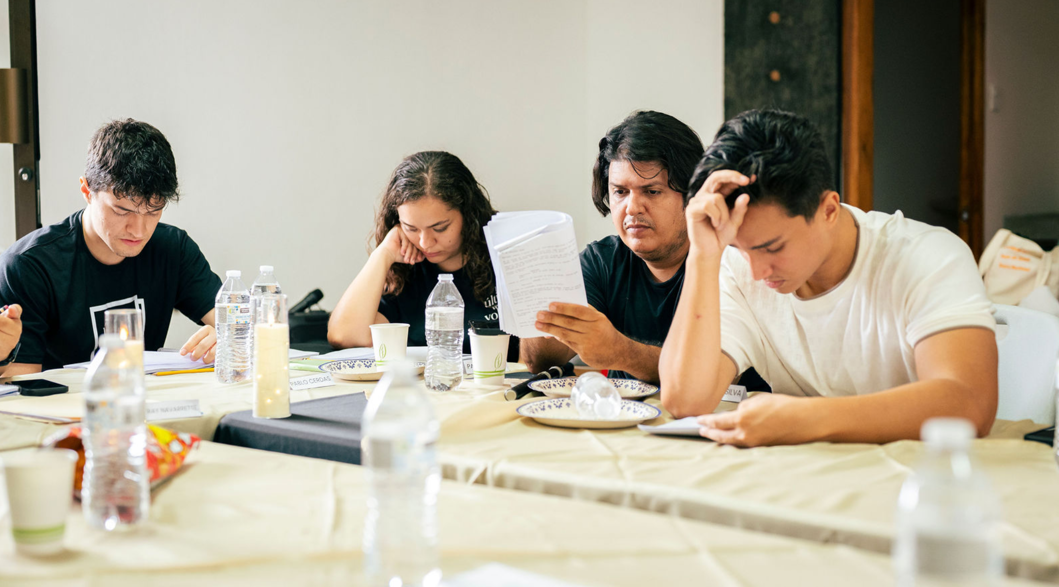 El elenco y el equipo concentrados durante la lectura de guion