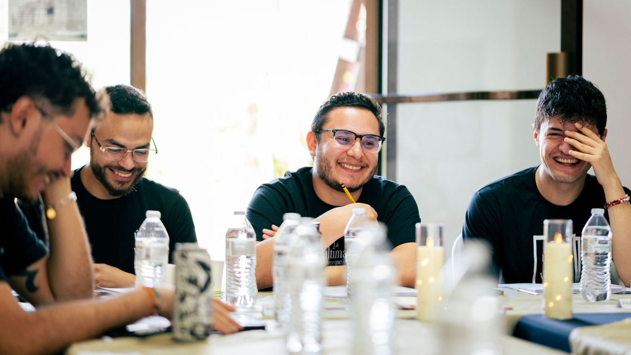 Los actores comparten una risa durante la lectura